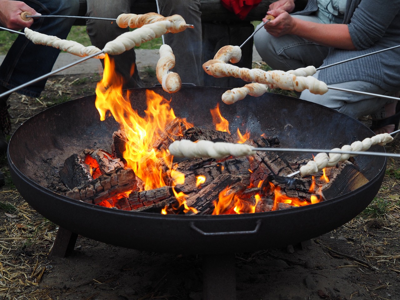"FEUERSCHALE MIT STOCKBROT & MARSHMALLOWS" Hüpfburg mieten Halle